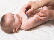 Cách hạ sốt cho trẻ sơ sinh tại nhà không dùng thuốc