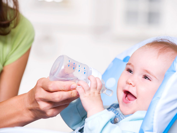 Cách hạ sốt cho trẻ sơ sinh tại nhà không dùng thuốc